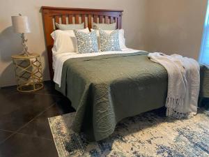 een slaapkamer met een groot bed met kussens bij 10 min airport 15 min PD Canyon in Amarillo