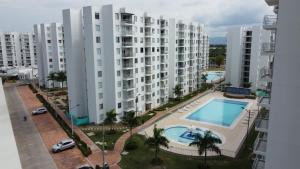 - une vue aérienne sur un grand immeuble avec piscine dans l'établissement Apartamento Aqualina Orange Piso 5 Vista a Montañas 2 Habitaciones, à Girardot