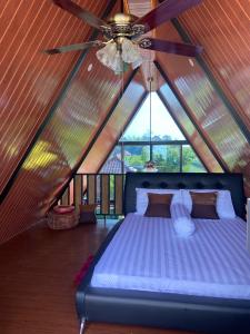 A bed or beds in a room at Villa Desa Pehkulon