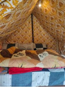 Himtrek Camps Jibhi tesisinde bir odada yatak veya yataklar
