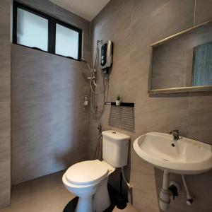 a bathroom with a toilet and a sink at Casa Kayangan Ipoh 3 Bdrm condo Meru Ipoh 15mins to Sunway Onsen World of Tambun in Ipoh