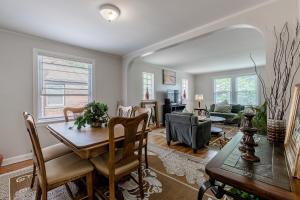 Χώρος καθιστικού στο Enjoy Evanston! Slow Down After a Busy Day Sight Seeing - Walking Distance from Public Transportation apts