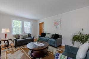 Χώρος καθιστικού στο Enjoy Evanston! Slow Down After a Busy Day Sight Seeing - Walking Distance from Public Transportation apts