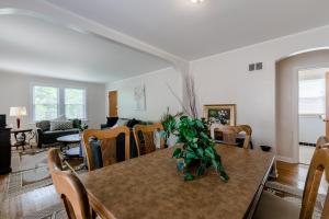 Χώρος καθιστικού στο Enjoy Evanston! Slow Down After a Busy Day Sight Seeing - Walking Distance from Public Transportation apts