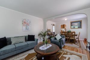Χώρος καθιστικού στο Enjoy Evanston! Slow Down After a Busy Day Sight Seeing - Walking Distance from Public Transportation apts