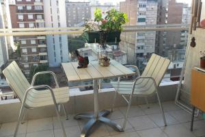 una mesa y sillas en un balcón con ventana en Rosario siempre estuvo cerca en Rosario
