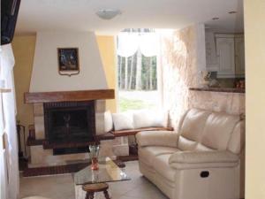 Ruang duduk di Maison rénovée avec grand jardin, accès rivière, cheminée et tout confort à Monétay-sur-Allier - FR-1-489-110