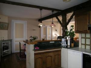 uma cozinha com armários de madeira e uma bancada em Gîte Billy, 2 pièces, 4 personnes - FR-1-489-1 em Billy
