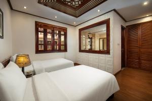 Voodi või voodid majutusasutuse Hanoi Nostalgia Hotel & Spa toas