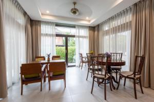- une salle à manger avec une table et des chaises dans l'établissement Huen Hug Chiang Mai, à Chiang Mai