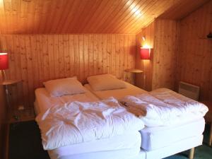 2 camas en una habitación con paneles de madera en Chalet Châtel, 4 pièces, 6 personnes - FR-1-200-291 en Châtel