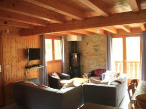 ein Wohnzimmer mit 2 Sofas und einem TV in der Unterkunft Chalet Châtel, 4 pièces, 6 personnes - FR-1-200-291 in Châtel