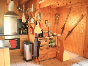eine Küche mit holzgetäfelten Wänden und einem Herd in der Unterkunft Chalet Châtel, 4 pièces, 6 personnes - FR-1-200-291 in Châtel
