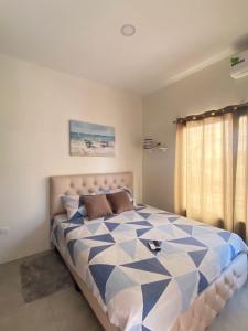 1 dormitorio con 1 cama grande de color azul en Villa en Salinas vía Punta Carnero, en Salinas