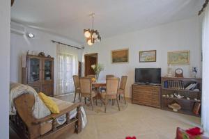 TV a/nebo společenská místnost v ubytování Apartments Lucija