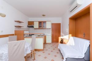 Kuchyňa alebo kuchynka v ubytovaní Apartments Josip S