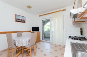 Kuchyňa alebo kuchynka v ubytovaní Apartments Josip S