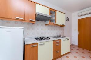 Kuchyňa alebo kuchynka v ubytovaní Apartments Josip S