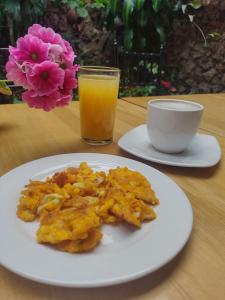 ボゴタにあるBioelemental hotel sustentable Bogotáのオレンジジュースを一杯と一皿