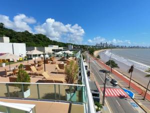 widok na plażę ze stołami i krzesłami w obiekcie Blue Sunset Prime com vista para mar w mieście João Pessoa