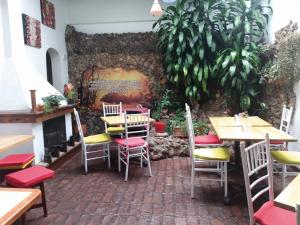 ボゴタにあるBioelemental hotel sustentable Bogotáのテーブルと椅子、暖炉のあるレストラン