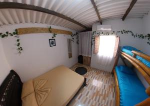 um quarto com uma cama e uma mesa num quarto em Akainoie em Minca