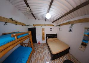 1 Schlafzimmer mit 2 Etagenbetten in einem Zimmer in der Unterkunft Akainoie in Minca