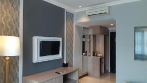 TV a/nebo společenská místnost v ubytování Luminor Hotel Palembang by WH Free Massage 10 Minutes