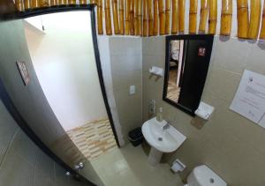 y baño con lavabo y espejo. en Akainoie, en Minca