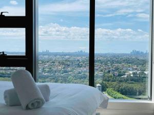 uma cama num quarto com uma grande janela em Panoramic City View 3bed2bath condo Wi-Fi Parking em Sydney