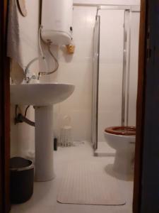 ein Bad mit einem Waschbecken und einem WC in der Unterkunft это квартира где сдаётся только одна комната с проживанием владельца квартиры на одной площади in Istanbul