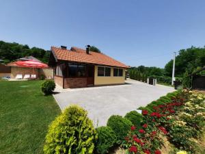 a small house in a yard with a driveway at Villa Relax Tuzla in Tuzla