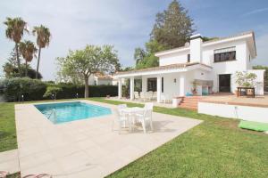 een villa met een zwembad voor een huis bij Del Parque Flats Villa Sauce in Chilches