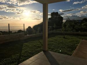 a view of a yard with the sun in the sky at Coin Zen et Reposant in Le Tampon