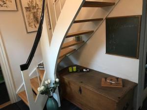 een trap met een bureau, een schoolbord en een vaas met bloemen bij Ikast Bed & Kitchen in Ikast
