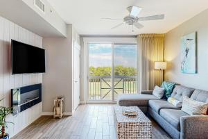 sala de estar con sofá y TV en Elation #5416 - Baytowne Breeze en Destin