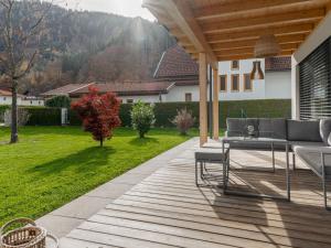 un patio con sofá y una mesa en una terraza en Tasteful holiday home near Ossiacher lake, en Töbring