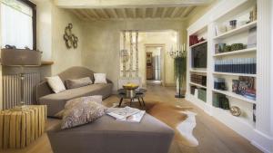 una sala de estar con un sofá y una mesa en LA DAMA DEL BOSCO 8&3, Emma Villas, en Capriglia