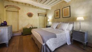 Un dormitorio con una cama grande y dos mesitas de noche. en LA DAMA DEL BOSCO 8&3, Emma Villas, en Capriglia 50 fotos más