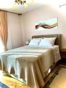 - une chambre avec un lit et une peinture murale dans l'établissement Holiday Home Endi, à Unešić