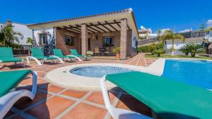 Bazén v ubytování Villa Angelyn Nerja by Ruralidays nebo v jeho okolí