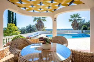 Bazén v ubytování Villa Lucie vue mer avec piscine privée en Algarve.. nebo v jeho okolí