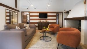 A television and/or entertainment centre at CASALE TAVERNELLE 6, Emma Villas