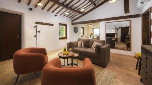 A seating area at CASALE TAVERNELLE 6, Emma Villas