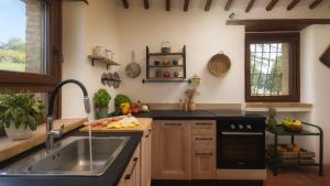 A kitchen or kitchenette at CASALE TAVERNELLE 6, Emma Villas