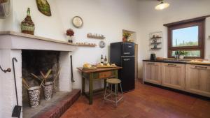 A kitchen or kitchenette at CASALE TAVERNELLE 6, Emma Villas