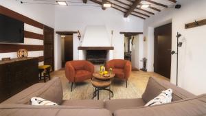 A seating area at CASALE TAVERNELLE 6, Emma Villas
