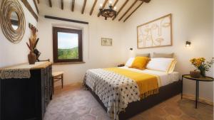 A bed or beds in a room at CASALE TAVERNELLE 6, Emma Villas Még 27 kép
