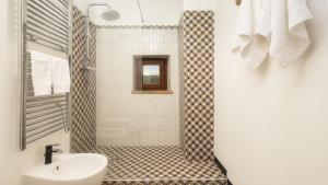 A bathroom at CASALE TAVERNELLE 6, Emma Villas