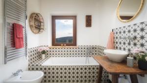 A bathroom at CASALE TAVERNELLE 6, Emma Villas